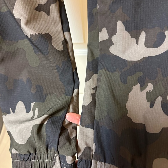 Boys size L Hurley pants, camo, elastic at ankles. Never worn. - Picture 4 of 7